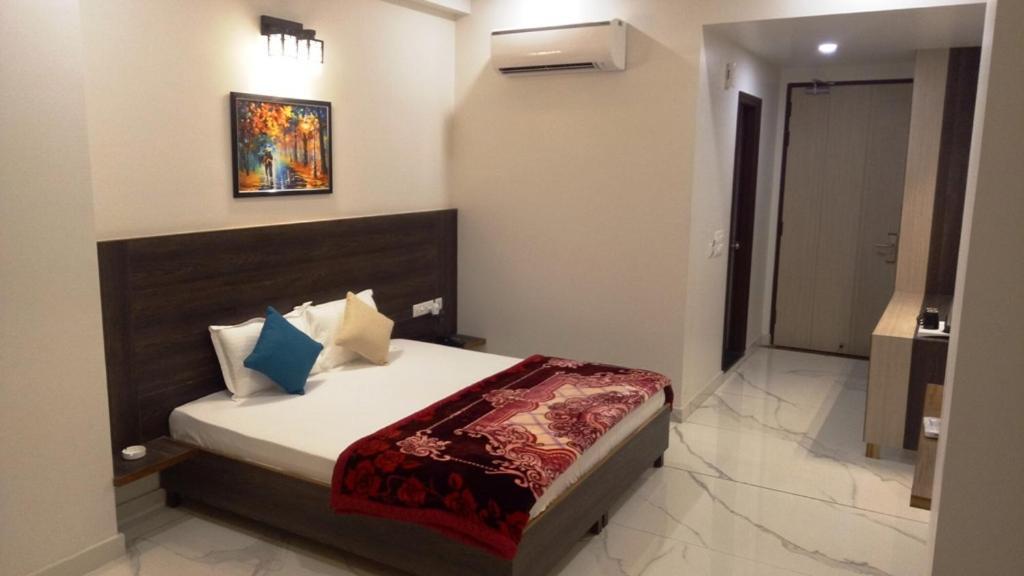 Alankrita Suites & Party Halls 密拉特 外观 照片