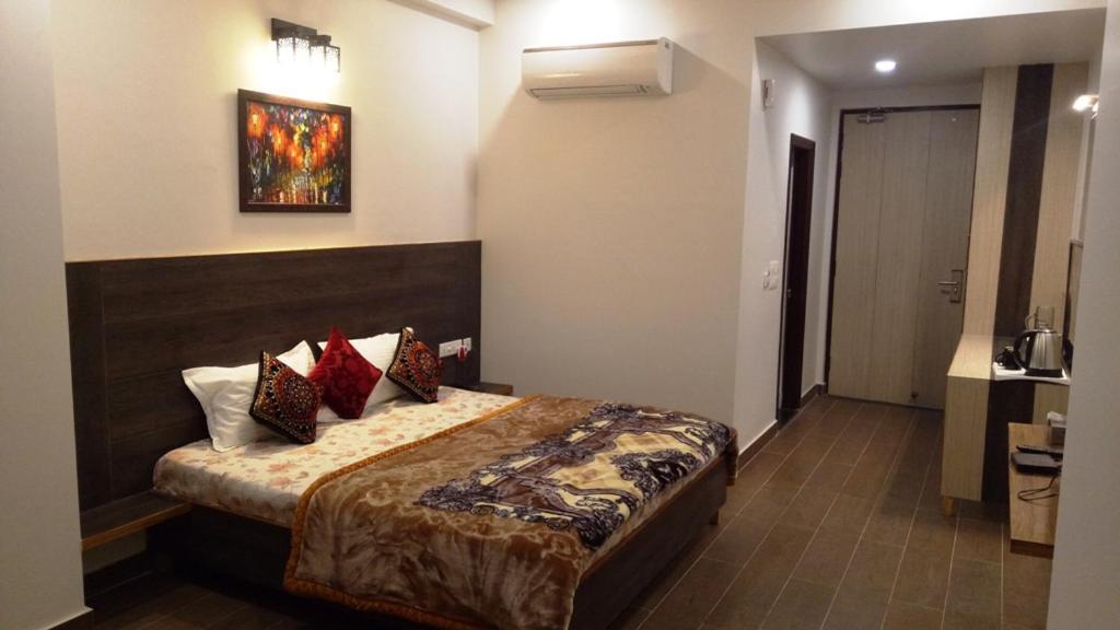 Alankrita Suites & Party Halls 密拉特 外观 照片